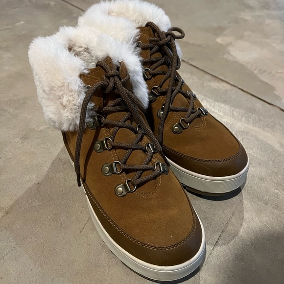 Koolaburra by UGG
Tynlee Lace-Up - Picture 6 of 8